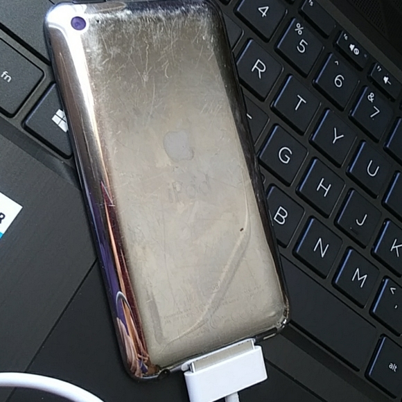 Apple 16GB iPod touch Black4th Generation - Picture 3 of 3